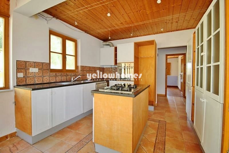 Moradia V4 inserida num espaçoso lote de terreno numa zona rural perto de Lagos